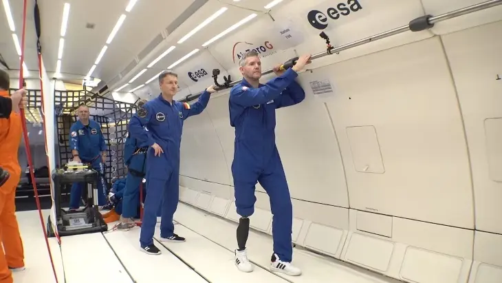 El parastronauta John McFall prueba su pr&oacute;tesis en un vuelo parab&oacute;lico. / ESA.