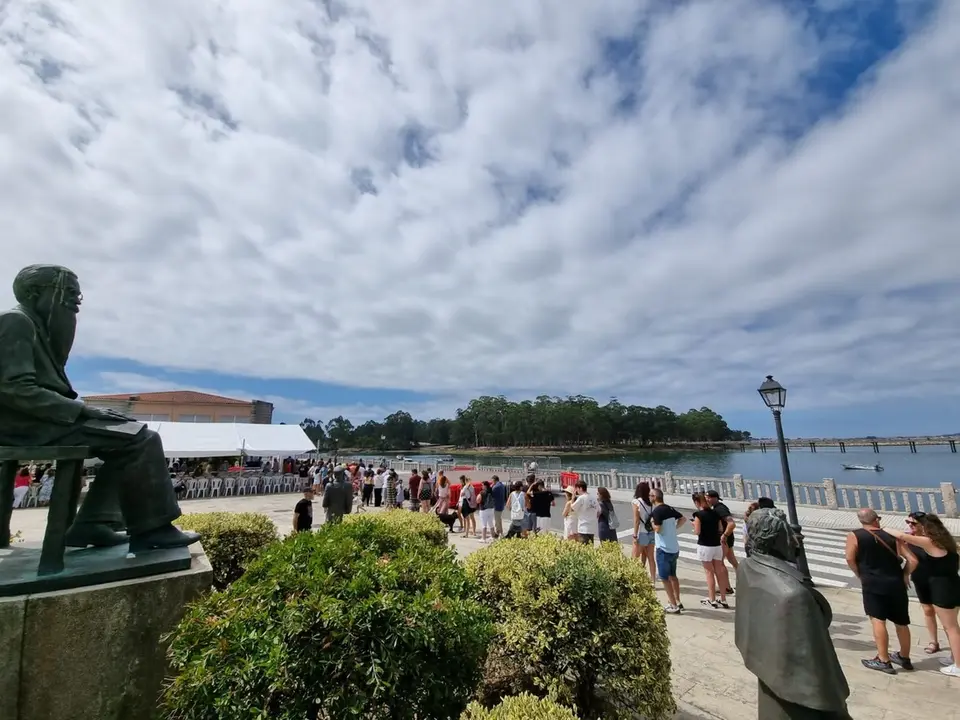 Ambiente de fiesta en Vilanova de Arousa. / Mundiario