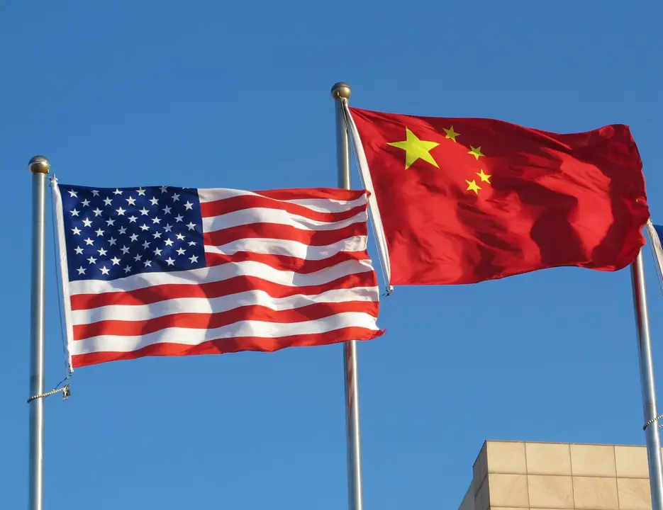 Banderas de Estados Unidos y China. / @Twitter