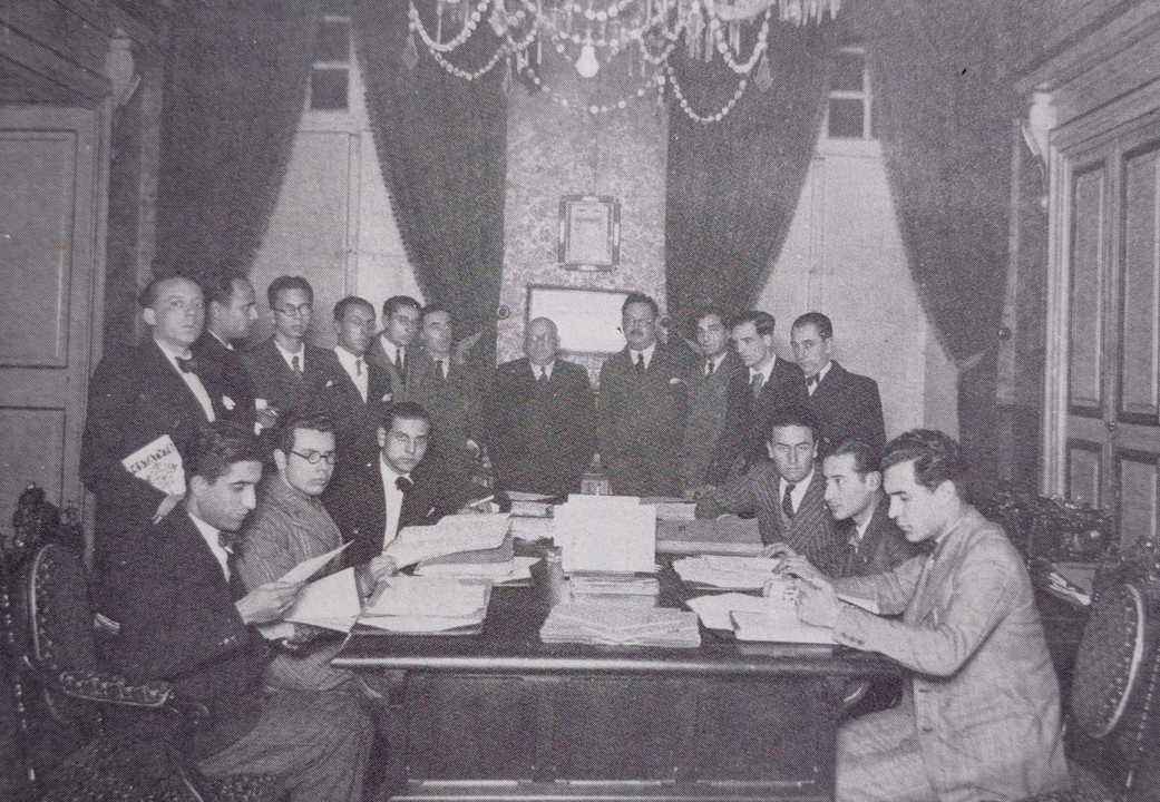 Rajoy Leloup, con L&oacute;pez Pol, alcalde de Santiago; Lu&iacute;s Seoane, Paco del Riego e Manuel Beiras Garc&iacute;a, entre outros, nunha reuni&oacute;n no Pazo de Raxoi, en 1932. / Arquivo Fern&aacute;ndez del Riego