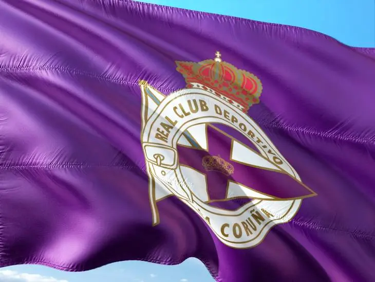 Bandera con el escudo del Deportivo de La Coru&ntilde;a. /   Pixabay