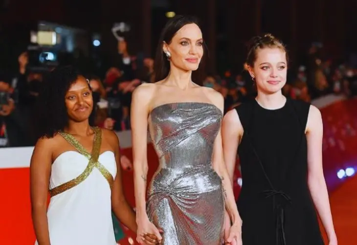 Angelina Jolie, actriz, junto a sus hijas, Zahara y Shiloh Jolie. / @revistatendencia.