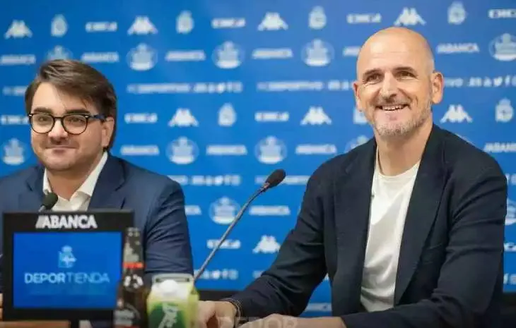 Fernando Soriano, a la derecha, sonr&iacute;e junto a Massimo Benassi. / rcdeportivo.es