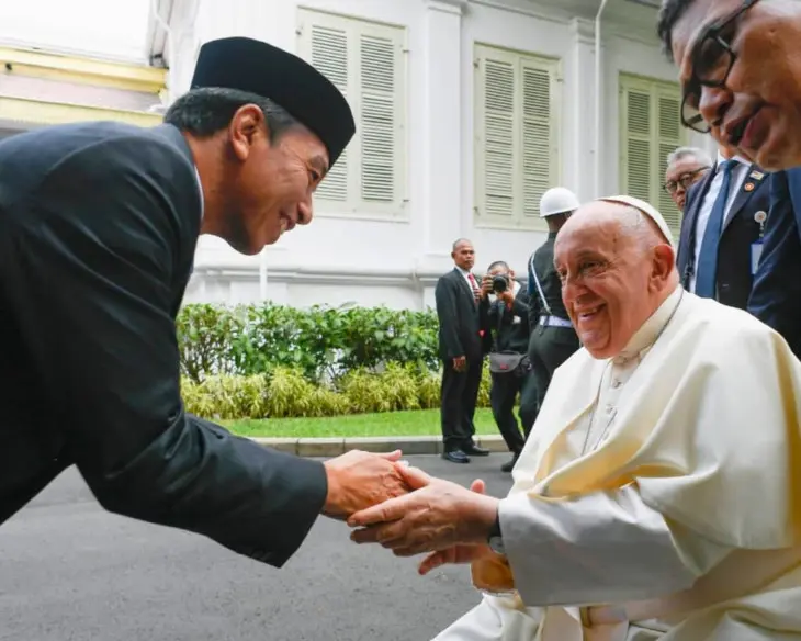 El presidente de Indonesia, Joko Widodo y el papa Francisco. / El Vaticano