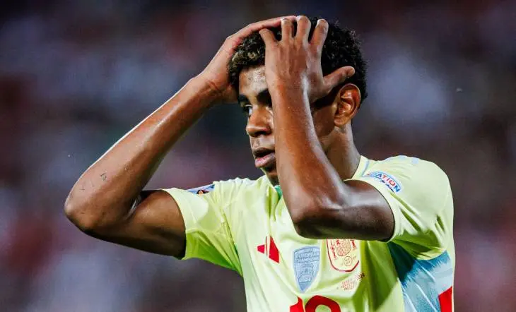 Lamine Yamal lament&aacute;ndose por una oportunidad perdida para el equipo espa&ntilde;ol. /  @sefutbol