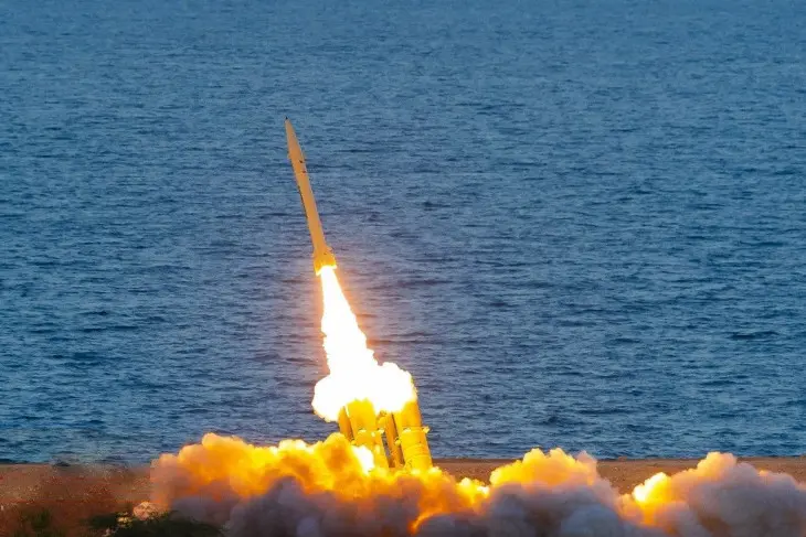 Lanzamiento de un misil bal&iacute;stico iran&iacute;, Fath-360. / RR.SS.