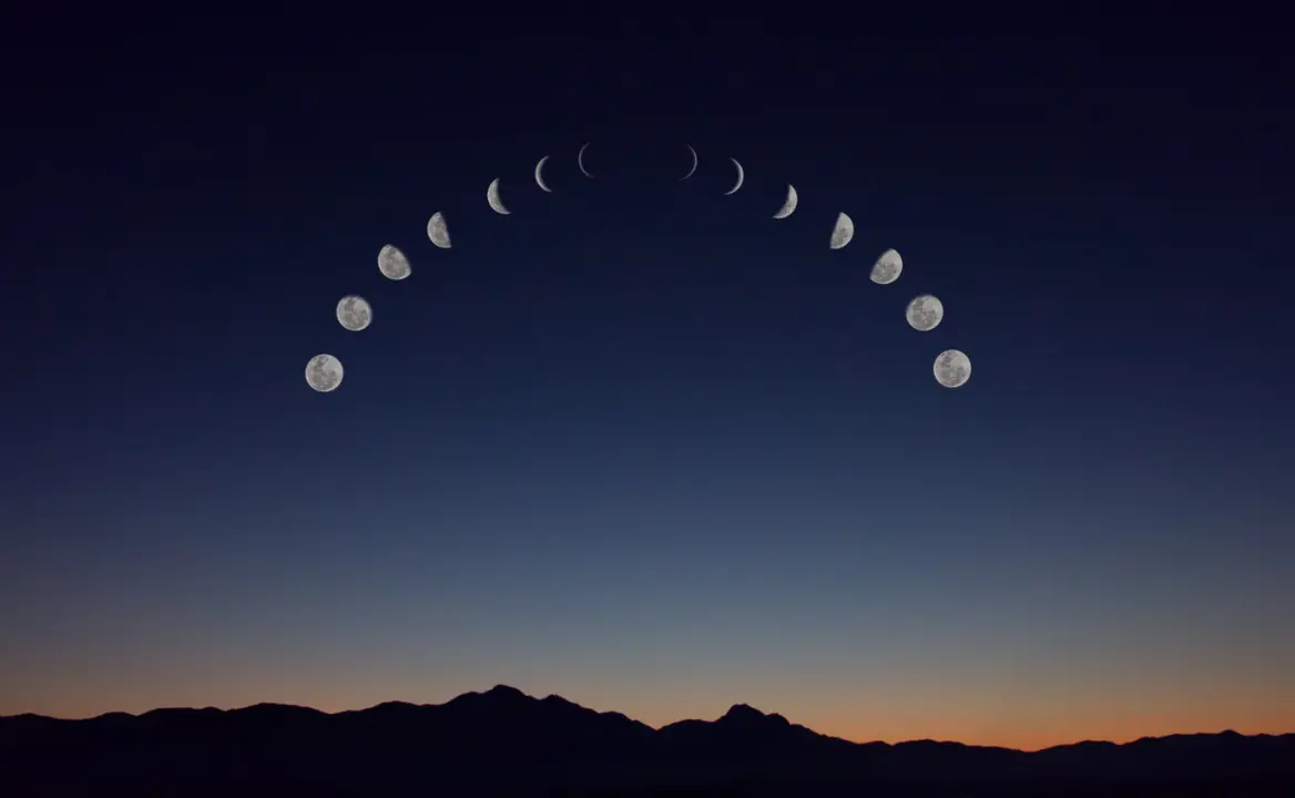 Las distintas fases de la luna recreadas en el cielo de un anochecer. / L.S.