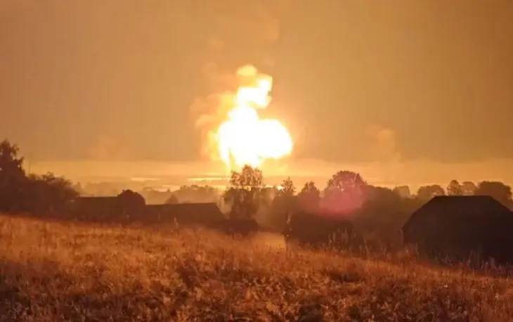 Explosi&oacute;n de un arsenal ruso en Toropets, Tver en Rusia. / Captura de pantalla