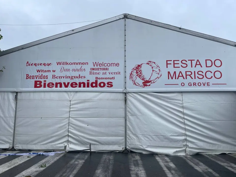 No toldo onde se celebra a festa do Marisco do Grove, parte da Paisaxe Ling&uuml;istica desa vila, dest&aacute;case o castel&aacute;n