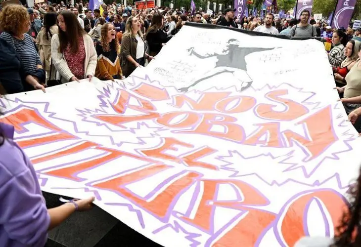 J&oacute;venes marchando en Madrid por el acceso a la vivienda digna. / @IreneMontero.