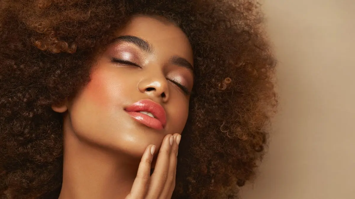 Una mujer maquillada. / MundiStyle.