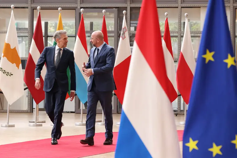 Dick Schoof, primer ministro en funciones de los Pa&iacute;ses Bajos, y Charles Michel, presidente del Consejo Europeo. / Consejo Europeo