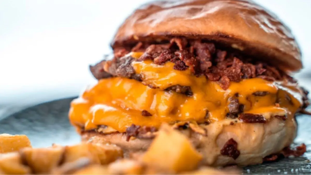 Una hamburguesa lista para degustar. / MundiStyle.