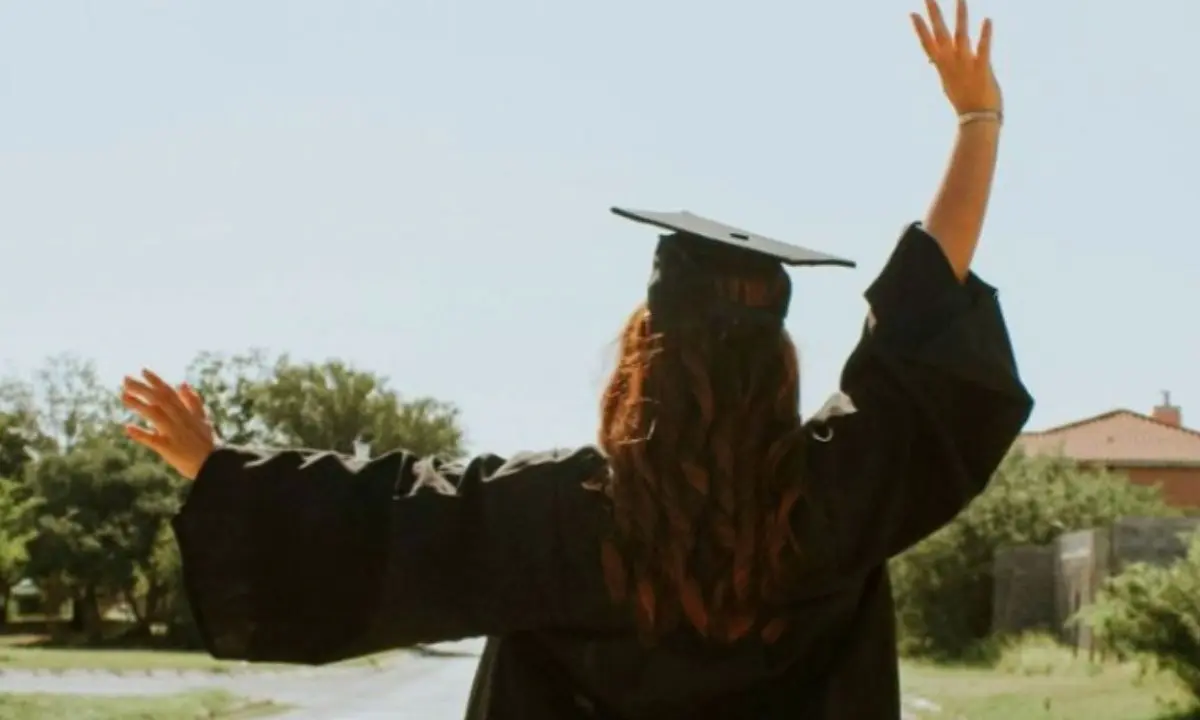 Una mujer gradu&aacute;ndose. / RR SS.