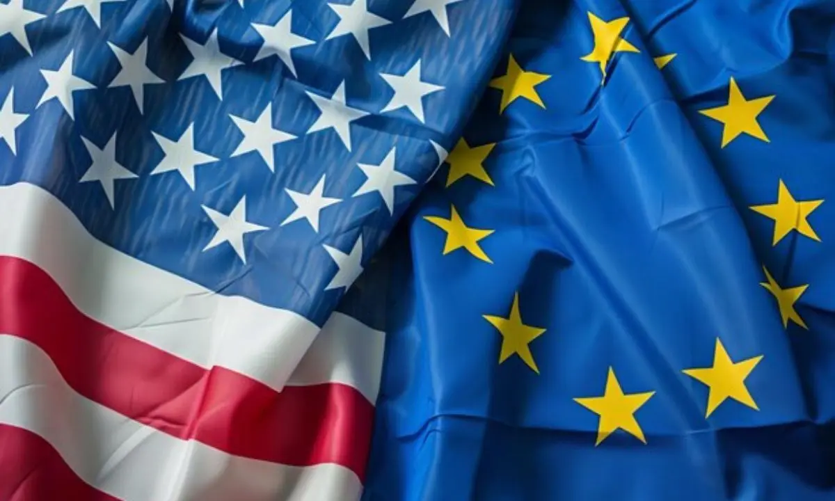 Banderas de EE UU y de la Uni&oacute;n Europea. / RR SS.