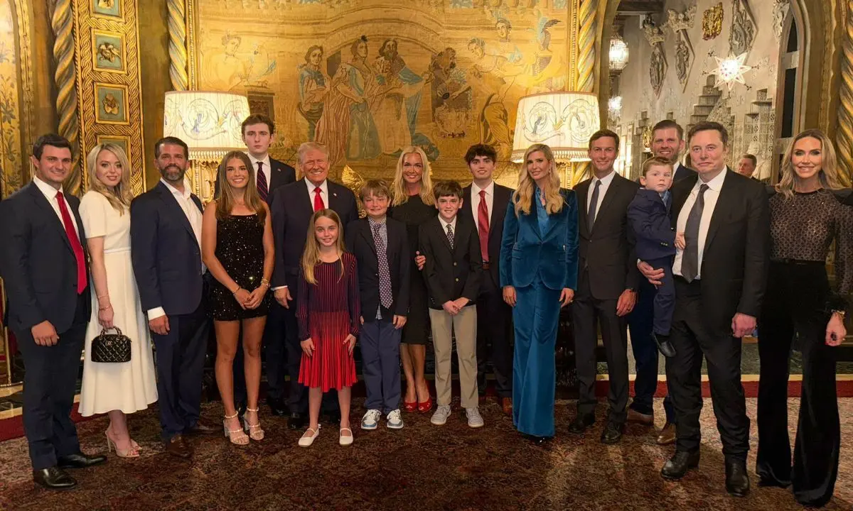 Donald Trump, presidente electo de EE UU; junto a parte de su extensa familia y Elon Musk. / @KaiTrumpGolfs.