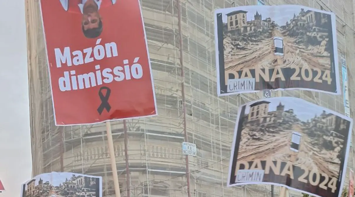 Pancartas en la multitudinaria manifestaci&oacute;n de Valencia tras la dana. / Mundiario