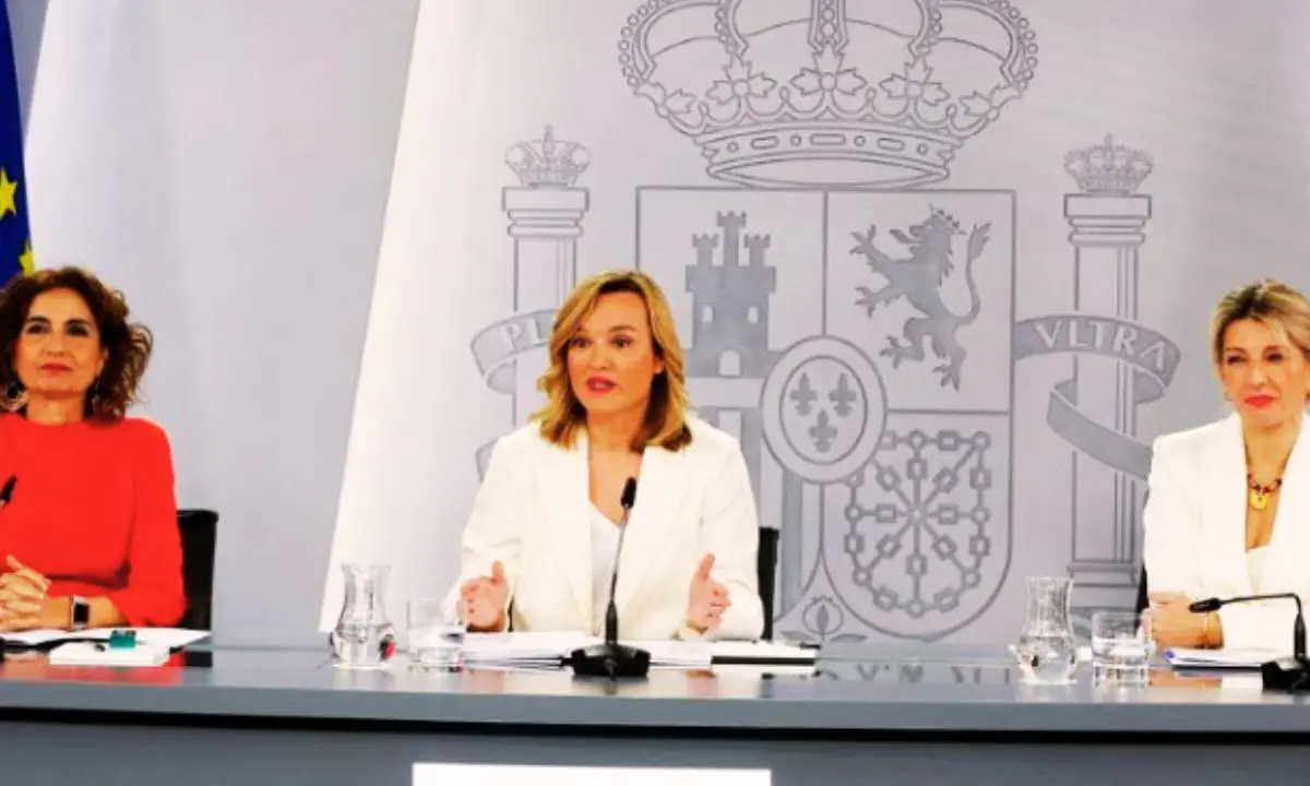 Mar&iacute;a Jes&uacute;s Montero, vicepresidenta primera y ministra de Hacienda; Pilar Alegr&iacute;a, ministra de Eduaci&oacute;n y portavoz del Gobierno; y Yolanda D&iacute;az, vicepresidenta segunda y ministra de Trabajo. / La Moncloa.