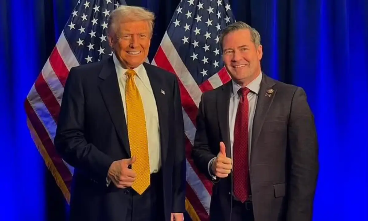 Donald Trump y Mike Waltz. /@KateGoesTech