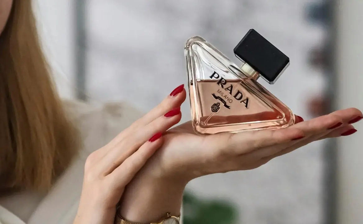 Envase de fragancia tipo Prada.