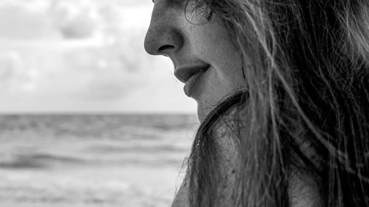 Una sugerente imagen de una mujer con el mar de fondo. / MundiStyle.&nbsp;
