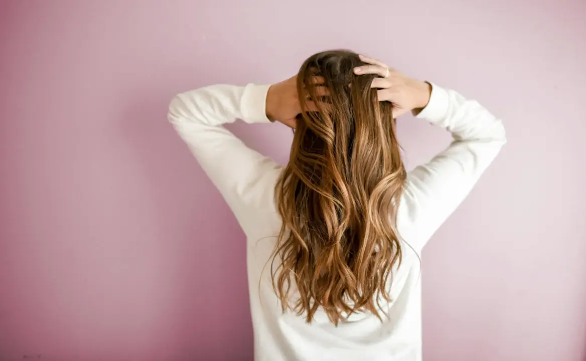 Mujer con cabello limpio, sedoso y sin caspa.