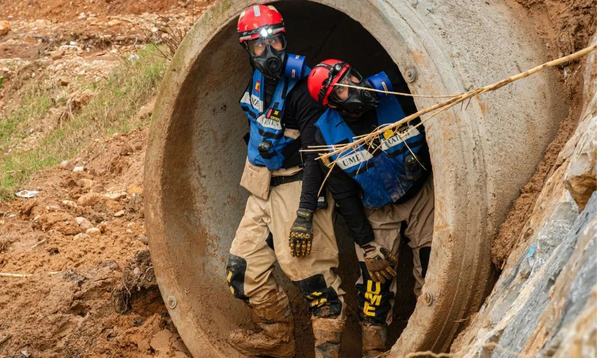 Miembros de la UME en labores de rescate y limpieza. / @UMEgob.