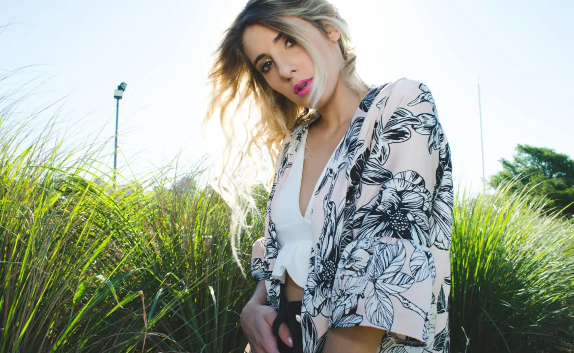 Mujer usando complemento tipo kimono estampado.