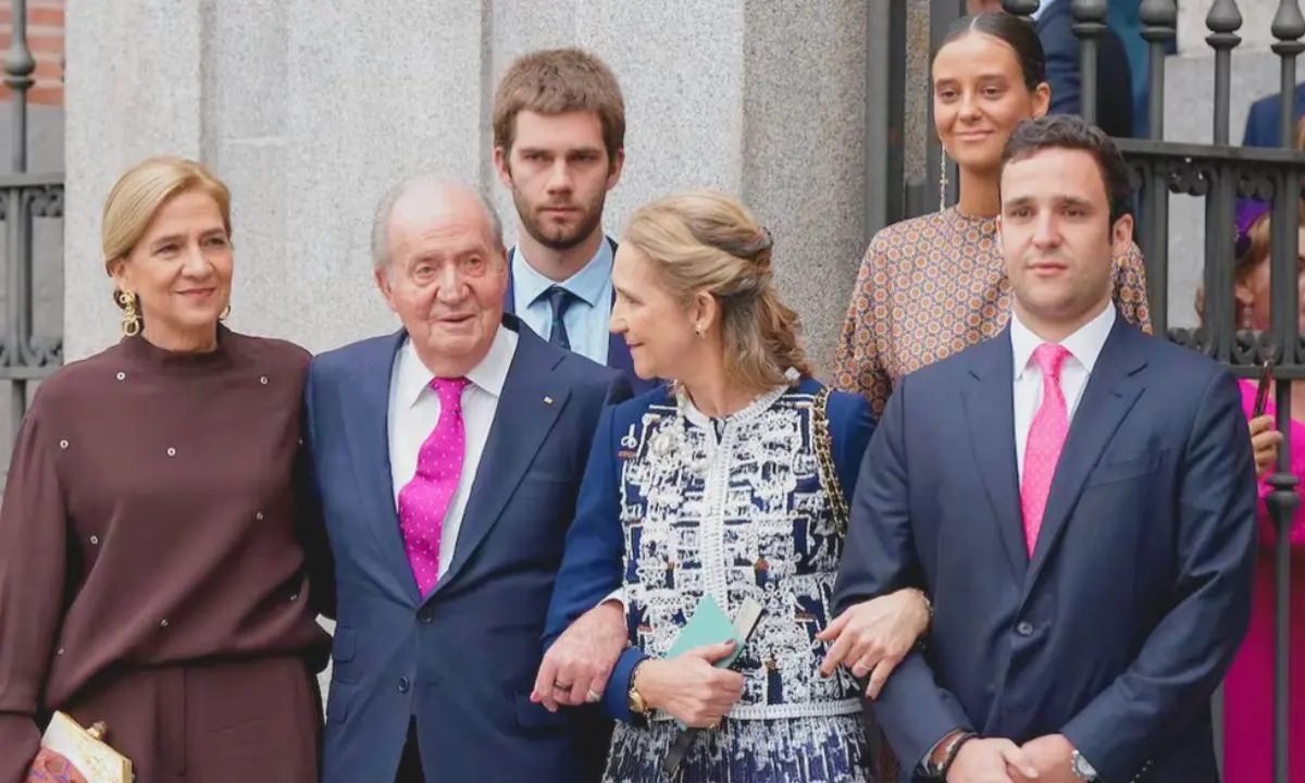 Rey em&eacute;rito Juan Carlos I, junto a las infantas Cristina y Elena; y sus nietos, Juan Valent&iacute;n Urdangarin y Borb&oacute;n, Victoria de Marichalar y Born&oacute;n, y Felipe Juan Froil&aacute;n de Marichalar y Borb&oacute;n. / X.