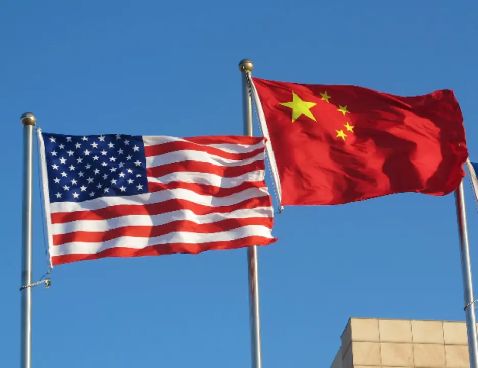Banderas de Estados Unidos y China. / X.