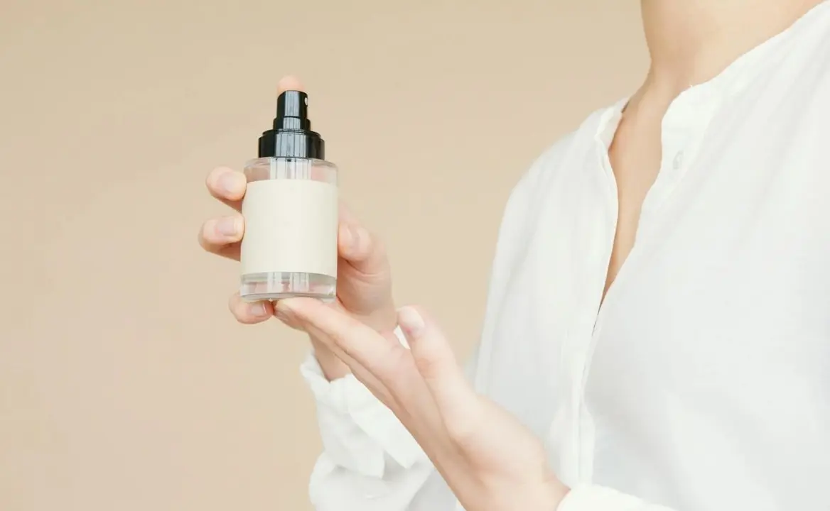 Frasco con agua floral y etiqueta blanca.