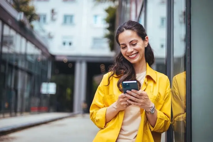 Mujer con un smartphone. / iStock