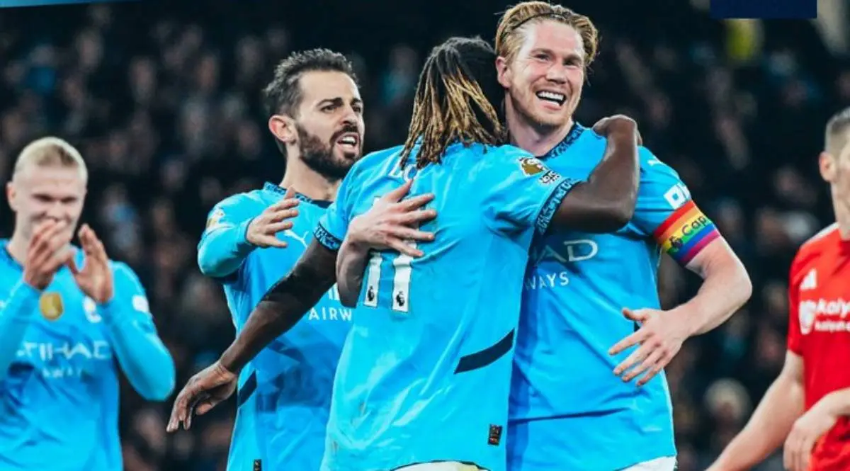 Kevin De Bruyne y sus compa&ntilde;eros celebrando uno de los goles del partido. /  @mancity
