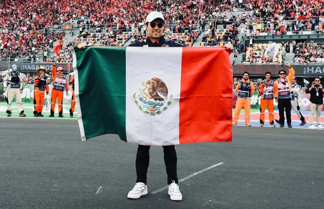 Sergio P&eacute;rez con la bandera de M&eacute;xico. / Instagram schecoperez