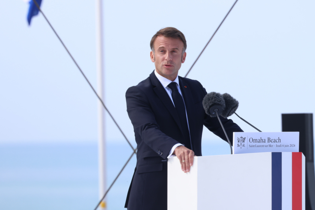Emmanuel Macron, presidente de Francia en la Playa de Omaha del desembarco de Normand&iacute;a. / Consejo Europeo