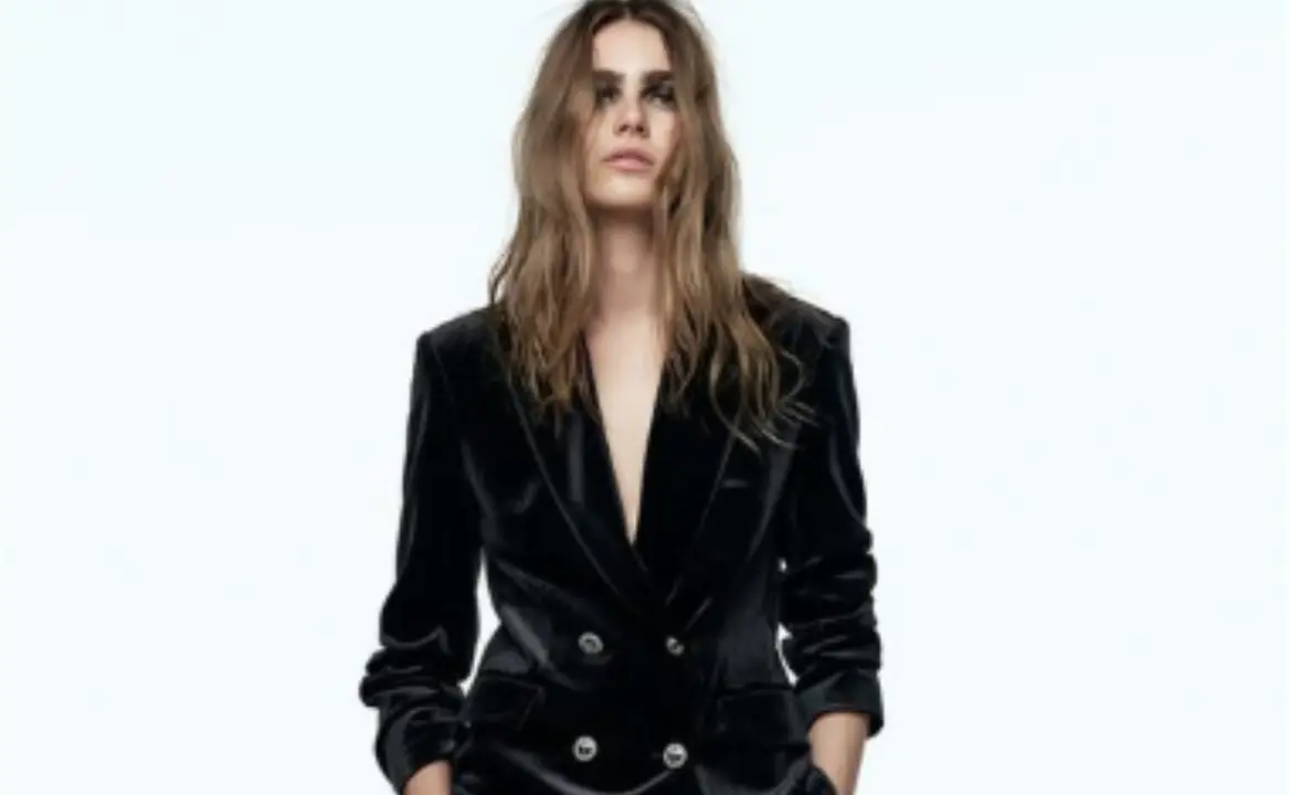 Mujer con blazer de terciopelo de Zara, screenshot de la p&aacute;gina web oficial de Zara.