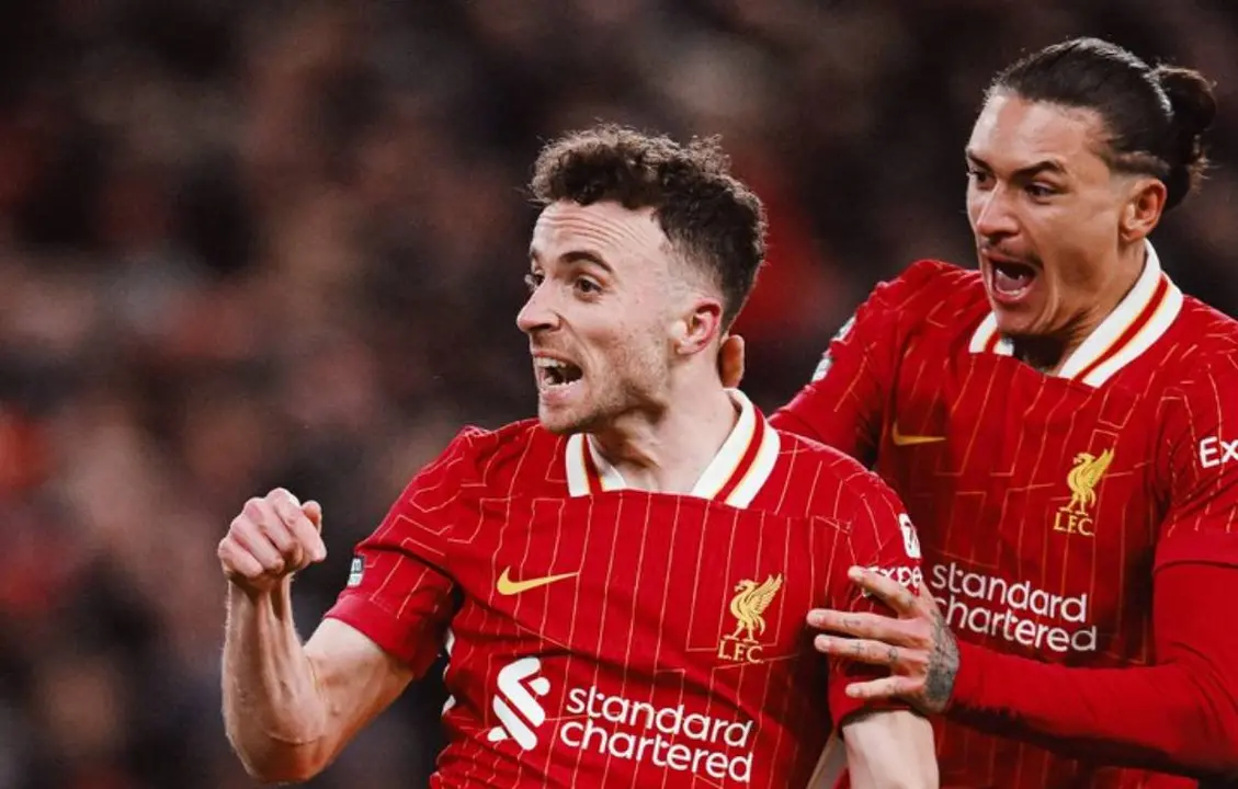 Diogo Jota y Darwin N&uacute;&ntilde;ez en plena celebraci&oacute;n del gol del portugu&eacute;s. /  @lfc