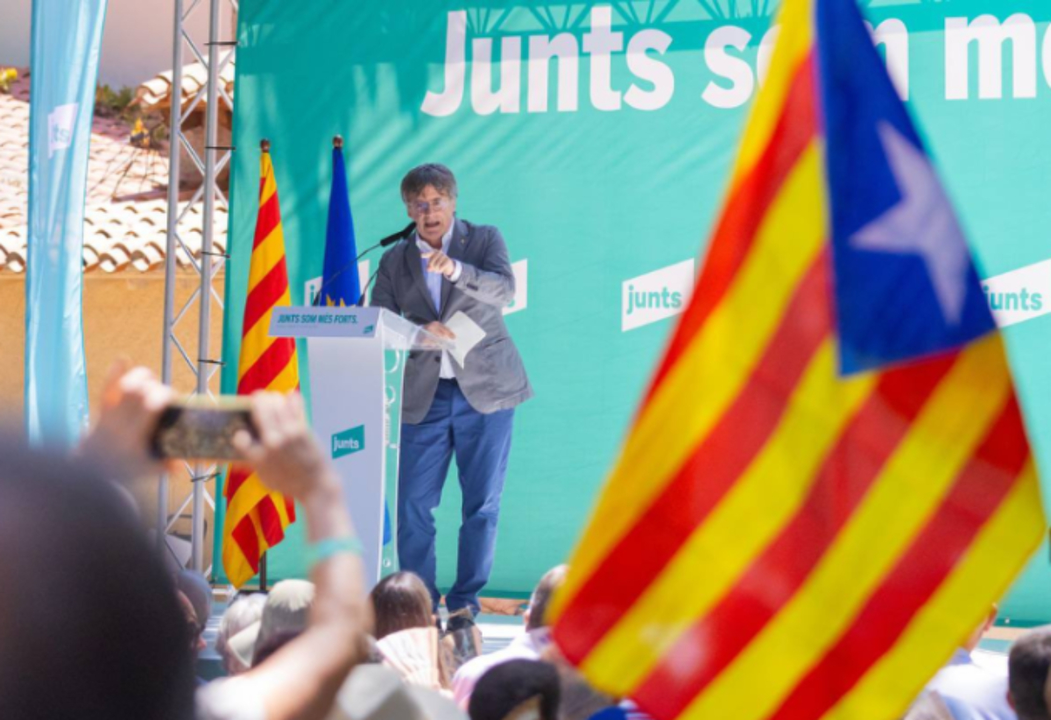 Carles Puigdemont, expresident de la Generalitat de Catalu&ntilde;a, en un acto en en Els Banys i Palald&agrave; (Francia). / X @JuntsXCat