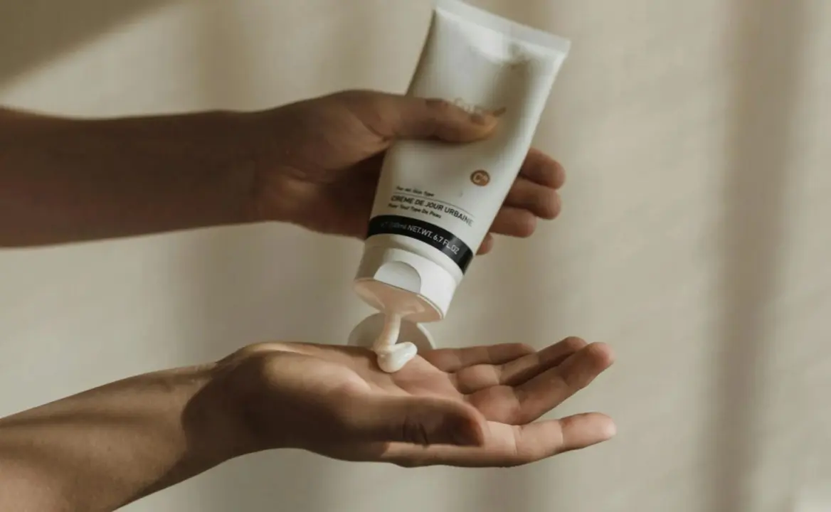 Manos con crema multiusos.