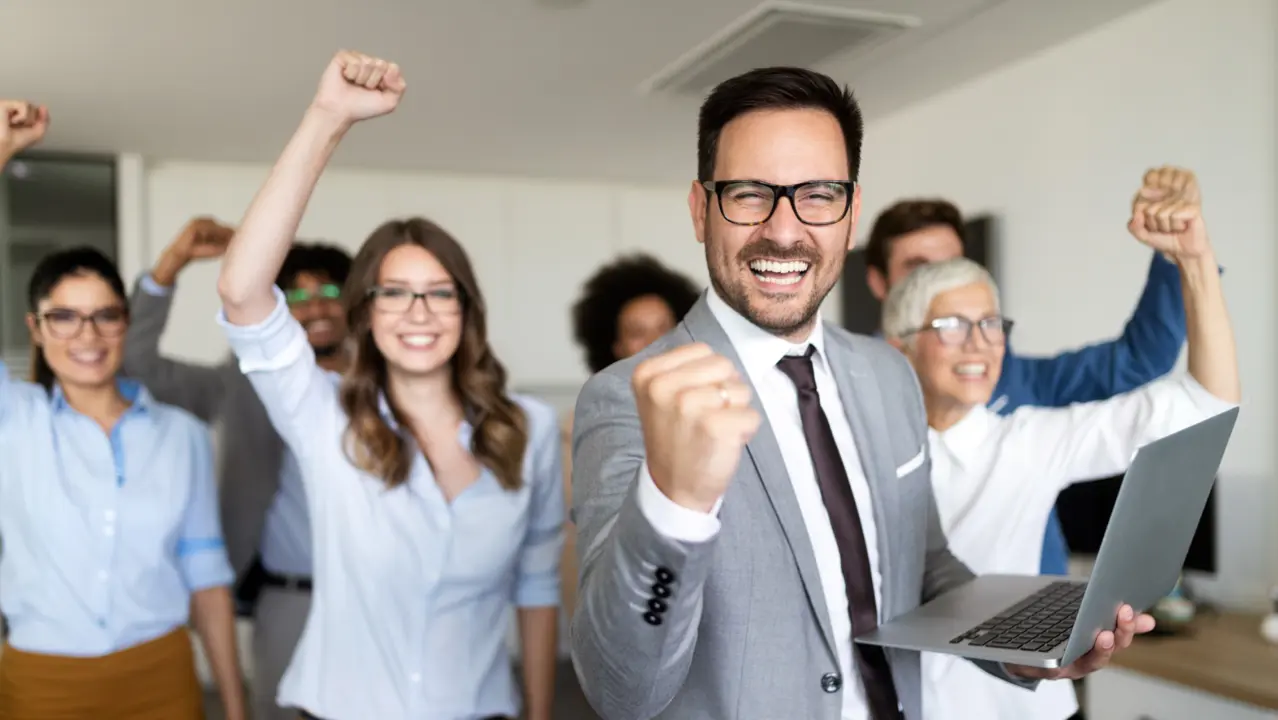 Un grupo de una empresa celebra el &eacute;xito. / RR SS.