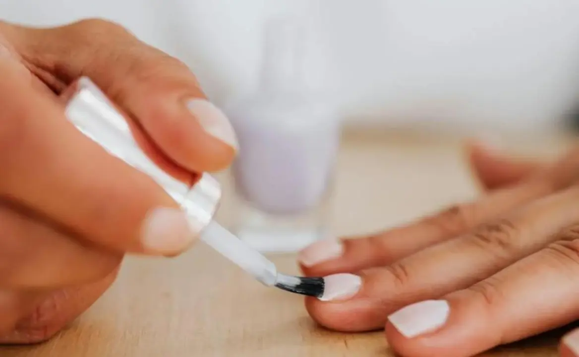 U&ntilde;as con manicura.