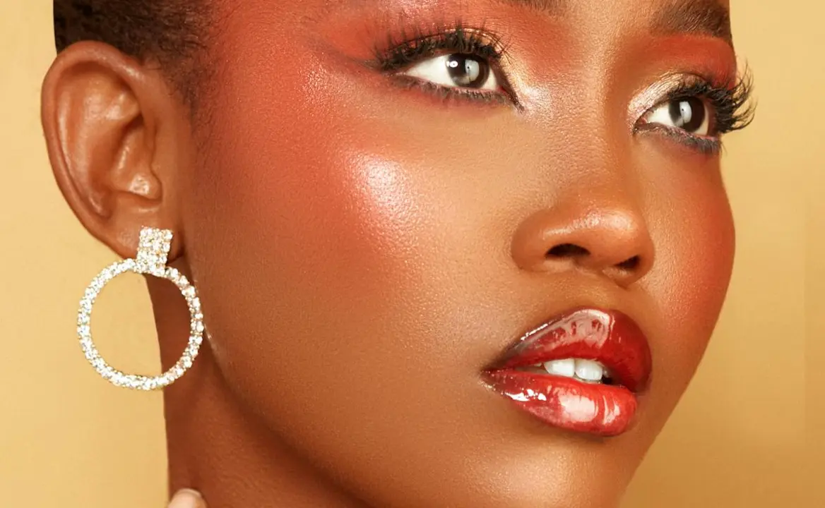 Mujer con maquillaje iluminador en crema.