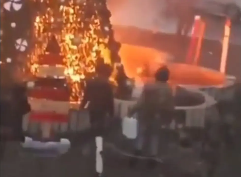 Quema de &aacute;rbol de Navidad en Siria. / RR.SS