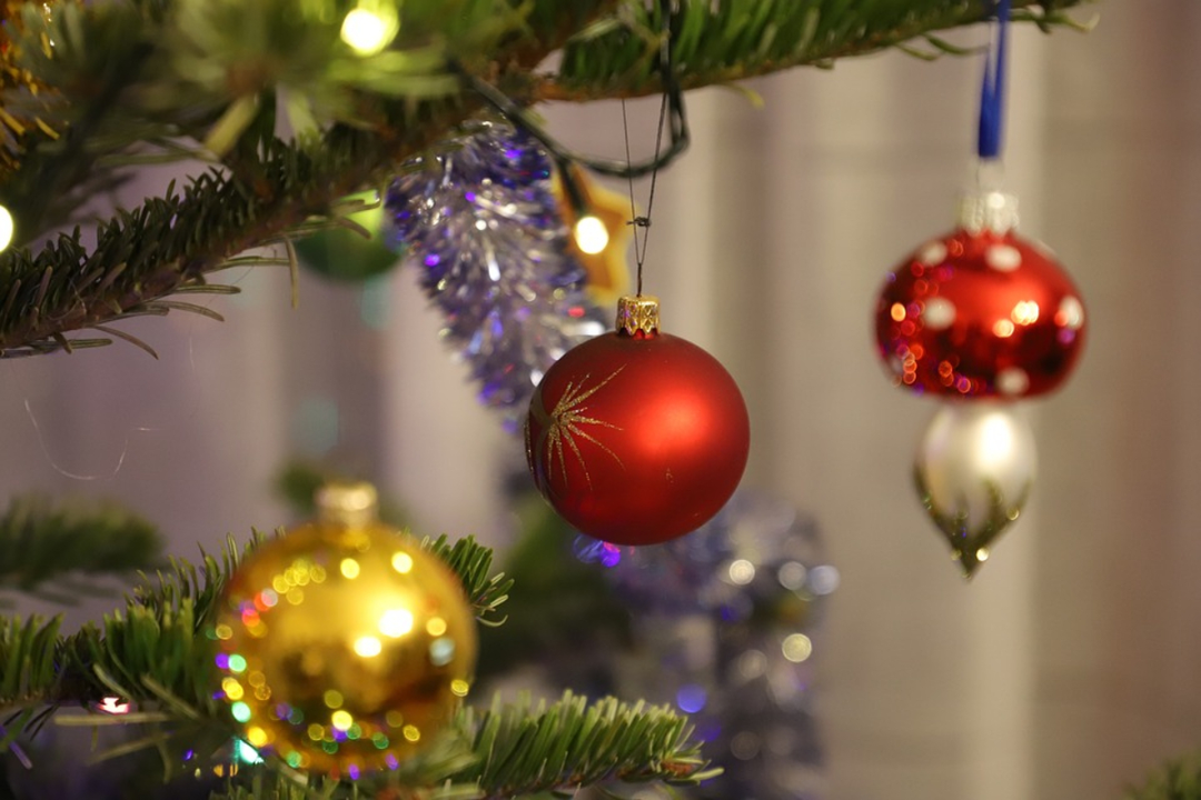 Adornos del &aacute;rbol de Navidad. / Pixabay