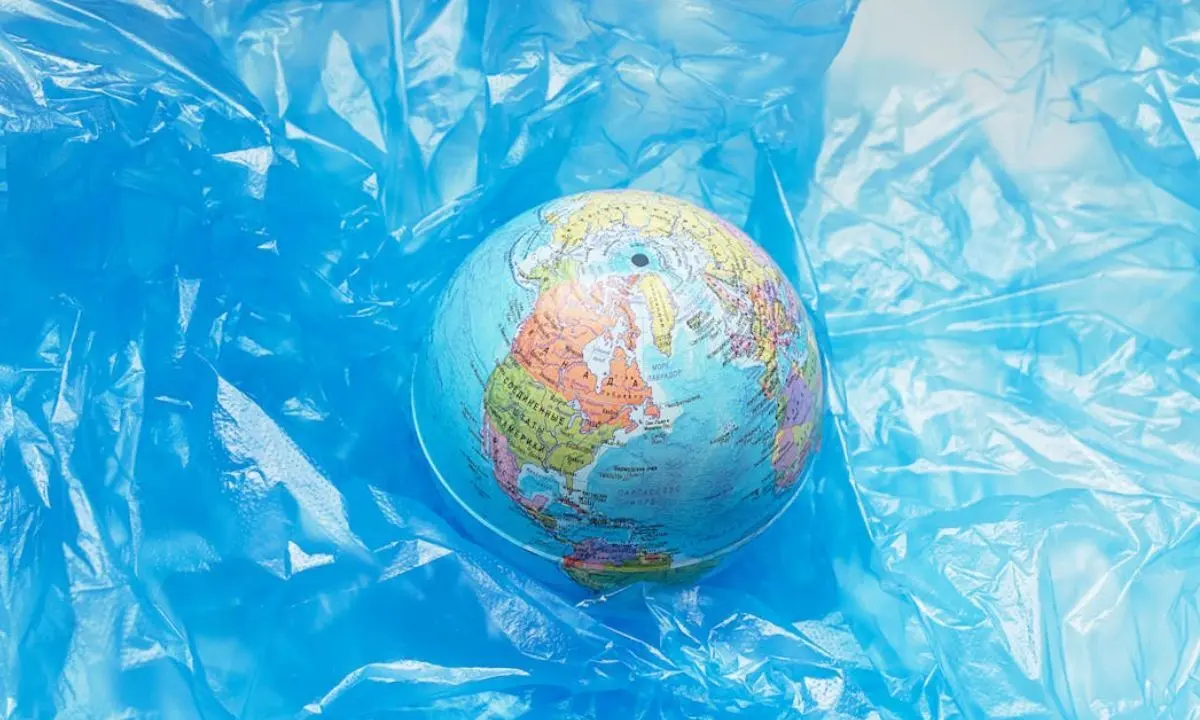 El planeta Tierra en un mar de pl&aacute;stico. / Pexels.