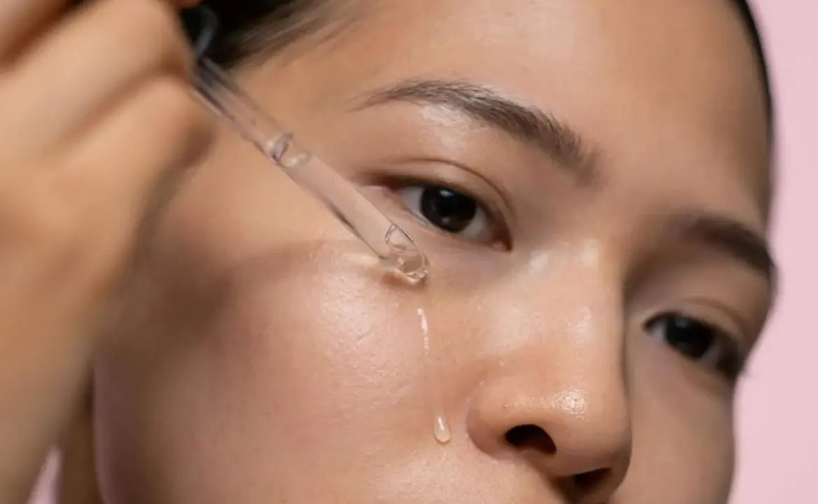 Mujer con serum facial.
