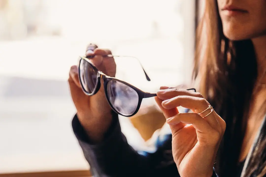 Una mujer con gafas. / Pixabay.