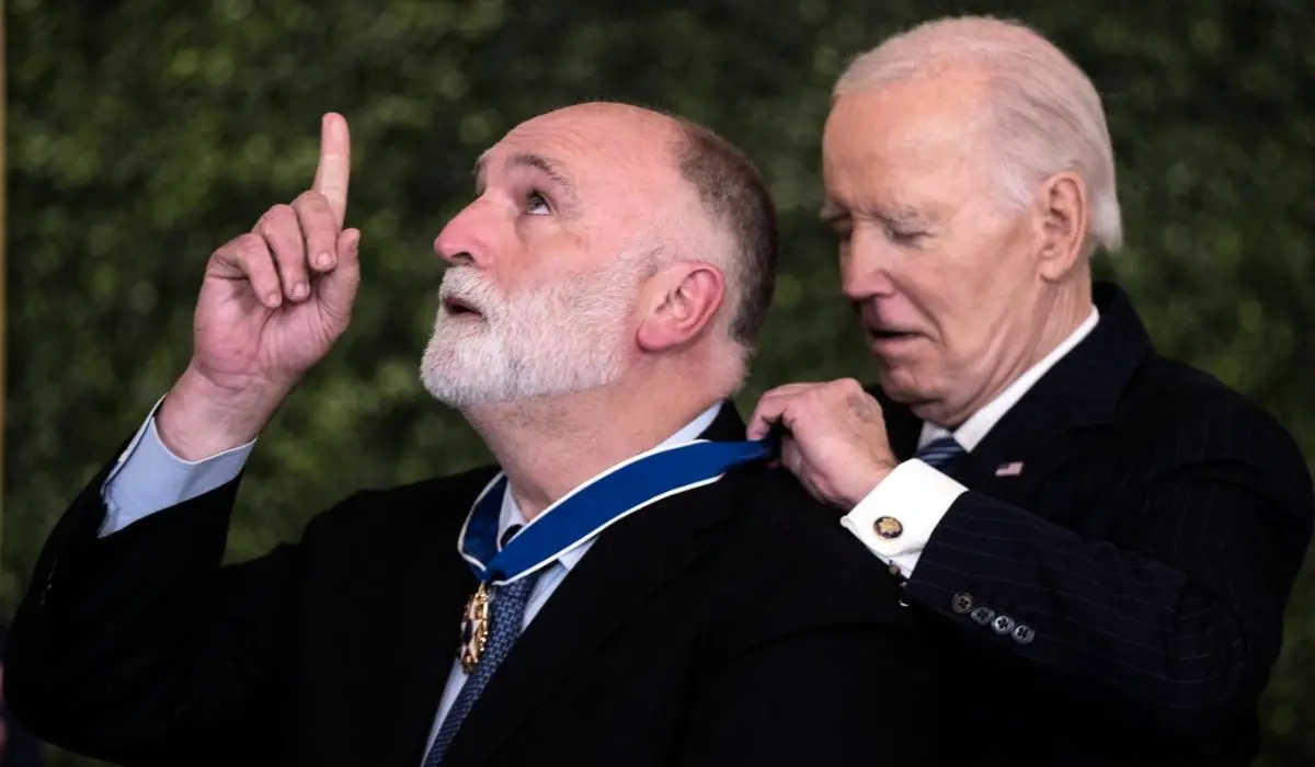 El chef espa&ntilde;ol Jos&eacute; Andr&eacute;s recibe del presidente saliente de EE UU, Joe Biden. / RR SS