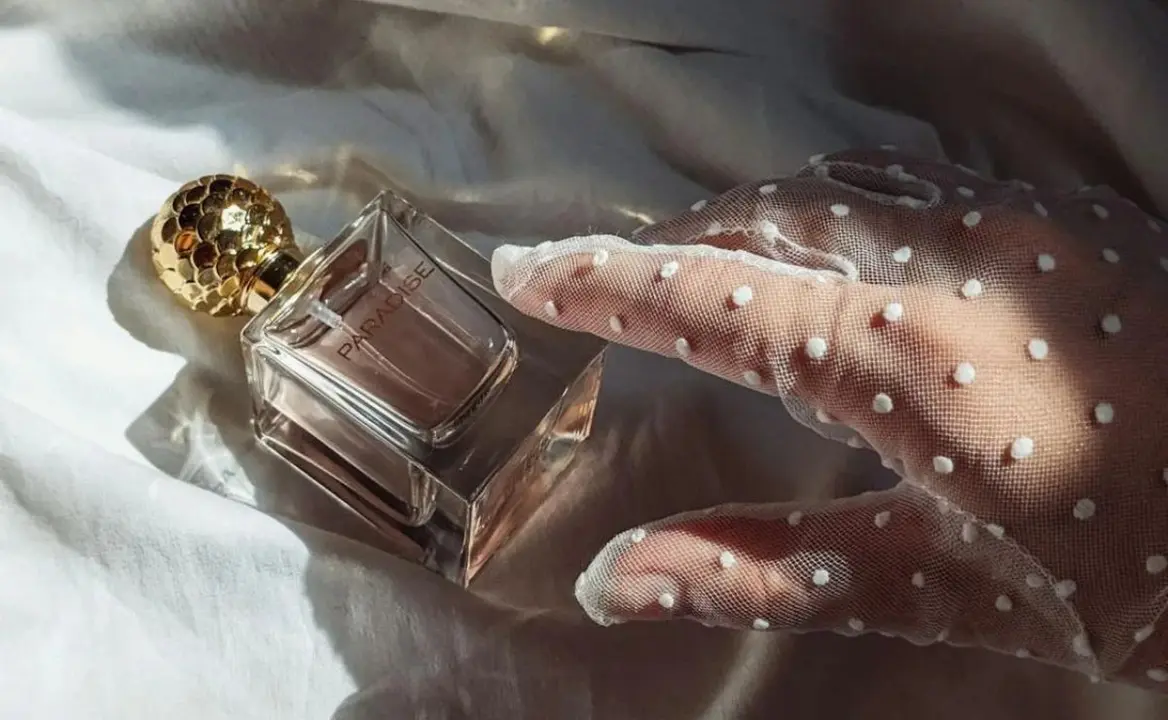 Perfume floral en superficie lisa.