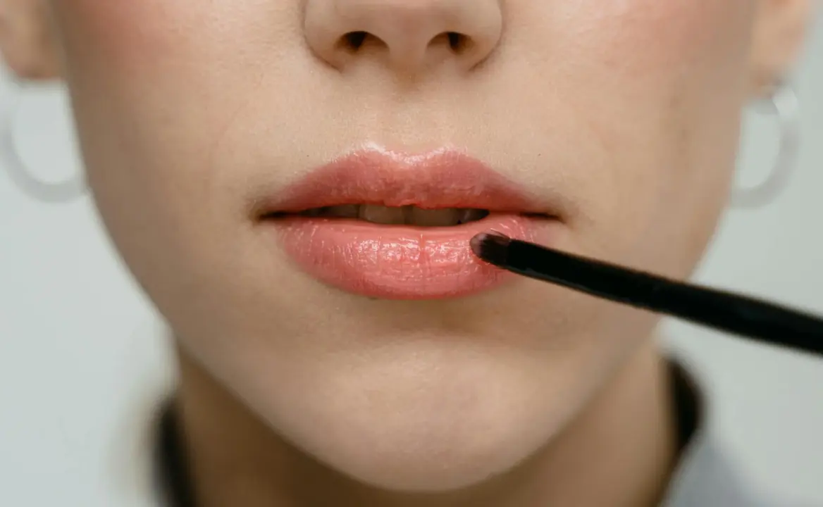 Delineador de labios en tono oscuro.